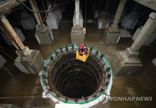 지난 7월 31일 목동 빗물 펌프장에서 구조대원들이 수색작업을 위해 크레인을 이용해 사고 현장으로 이동하고 있다. [사진= 연합뉴스]