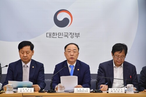 29일 임시국무회의에서 내년 예산안 브리핑하는 홍남기 경제부총리 겸 기획재정부 장관(가운데). [사진= 연합뉴스]