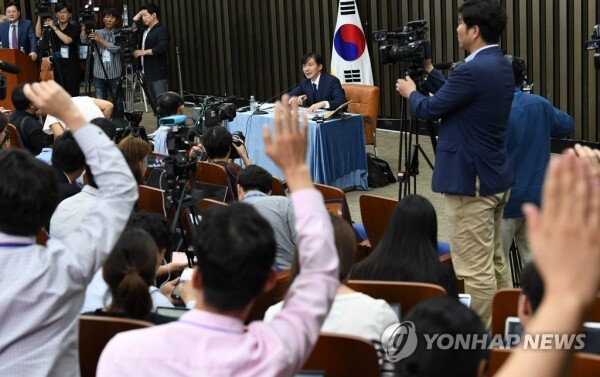 2일 오후 국회에서 열린 조국 법무부 장관 후보자 기자간담회에서 취재진이 질문하고 있다. [사진= 연합뉴스]