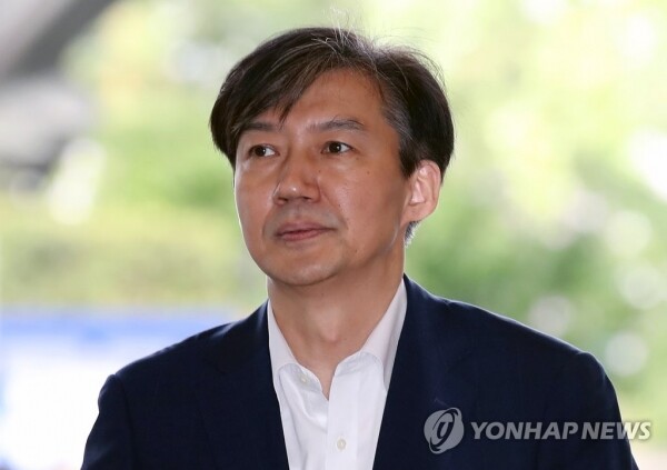 조국 법무부 장관 후보자가 국회 인사청문회를 하루 앞둔 5일 오전 서울 종로구 적선현대빌딩에 마련된 인사청문회 준비단 사무실로 출근하고 있다. [사진= 연합뉴스]