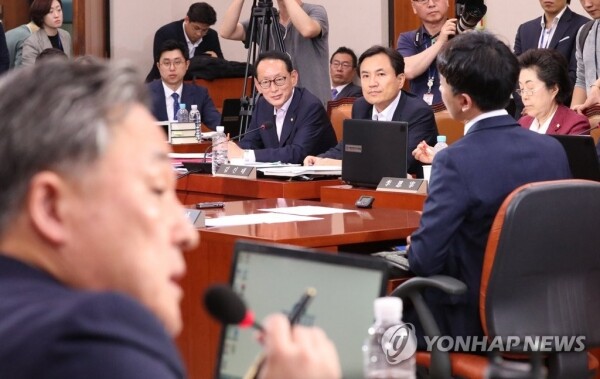 6일 열린 조국 법무부 장관 후보자 인사청문회에서 더불어민주당 의원들과 자유한국당 의원들이 설전을 벌이고 있다. [사진= 연합뉴스]