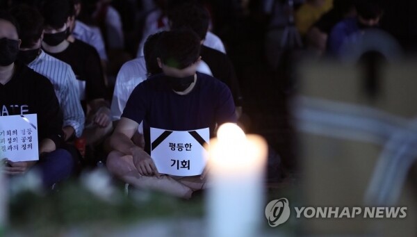 지난 6일 오후 고려대학교 민주광장에서 열린 조국 법무부 장관 후보자 딸 입시특혜 의혹 진상 규명 촉구 3차 촛불집회에서 한 참가자가' 평등한 기회는 죽었다는 근조 손팻말을 들고 있다. [사진= 연합뉴스]