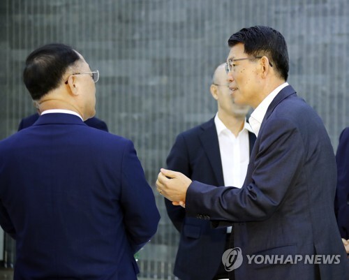 은성수 신임 금융위원장(오른쪽)이 10일 오전 서울 성북구 한국과학기술연구원(KIST)에서 열린 현장 국무회의에 앞서 홍남기 경제부총리 겸 기획재정부 장관과 얘기를 나누고 있다. [사진= 연합뉴스]