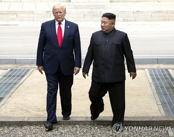 도널드 트럼프 미국 대통령과 북한 김정은 국무위원장이 지난 6월 30일 오후 판문점 군사분계선에서 만나 함께 북측으로 넘어갔다가 남측으로 돌아오고 있다. [사진= 연합뉴스]