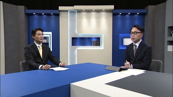 13일 오후 10시30분에 방송될 아리랑TV 'Peace and Prosperity'의 스튜디오 모습.  진행자 봉영식 연세대 통일연구원 전문연구위원(왼쪽)와 박원곤 한동대 국제지역학 교수. [사진= 아리랑TV 제공]
