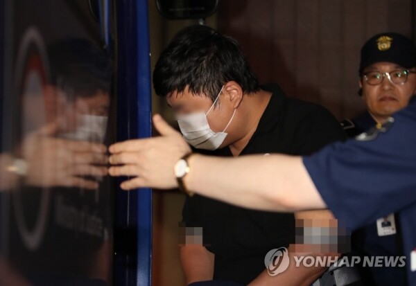 조국 법무장관의 5촌 조카인 조모씨가 16일 새벽 서울 서초동 서울중앙지검에서 조사를 받은 뒤 구치소로 향하는 호송차에 타고 있다. [사진= 연합뉴스]