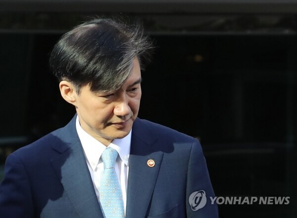 23일 오전 서울 서초구 방배동 자택에서 나오고 있는 조국 법무부 장관. [사진= 연합뉴스]