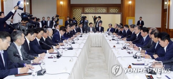 지난 7월 10일 문재인 대통령과 30대 기업의 청와대 간담회 모습. [사진= 연합뉴스]