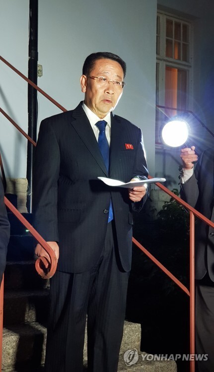 김명길 북한 외무성 순회대사가 5일(현지시간) 오후 스톡홀름 외곽 북한대사관 앞에서