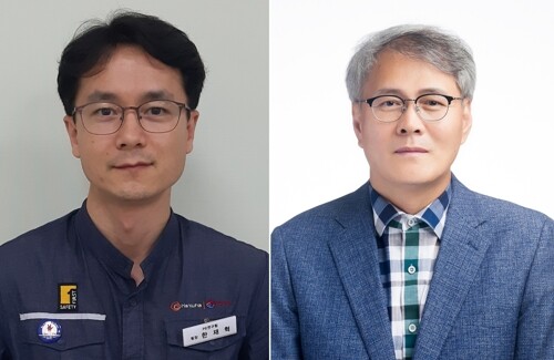 '대한민국 엔지니어상' 10월 수상자인 한화토탈연구소 한재혁 수석연구원(왼쪽)과 김준섭 피엔티 대표이사. [사진= 과학기술정통부 제공]