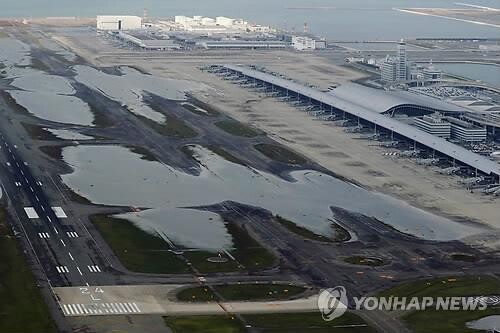 지난해 9월 태풍 '제비' 영향으로 물에 잠긴 일본 간사이국제공항 모습. [사진=EPA/연합뉴스]