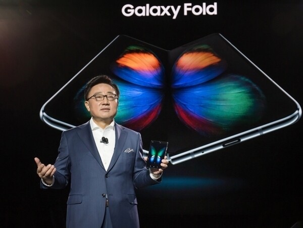 지난 2월 20일(현지시간) 미국 샌프란시스코 빌 그레이엄 시빅 센터에서 진행된 ‘삼성 갤럭시 언팩 2019’에서 삼성전자 IM부문장 고동진 사장이 폴더블 스마트폰 '갤럭시 폴드'를 소개하고 있다. [사진= 삼성전자 제공]