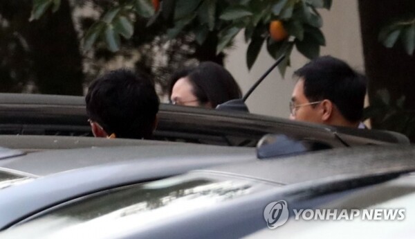조국 전 장관의 부인 정경심 동양대 교수(가운데)가 22일 오전 서초구 자택에서 외출하기 위해 조 전 장관의 차로 향하고 있다. [사진= 연합뉴스]