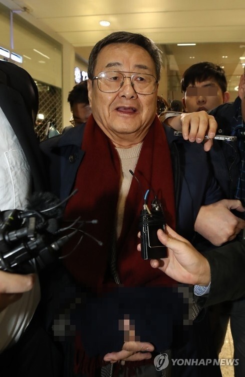 '성추행·성폭행 피소' 김준기 전 DB그룹(옛 동부그룹) 회장이 23일 새벽 인천국제공항을 통해 귀국한 뒤 체포돼 경찰서로 이송되고 있다. [사진= 연합뉴스]