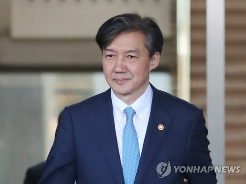 전격적으로 사의를 밝힌 조국 법무부 장관이 지난 14일 오후 과천 법무부 청사를 나오고 있다. [사진= 연합뉴스]
