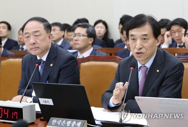 이주열 한국은행 총재(오른쪽)가 24일 오전 국회에서 열린 기재위 국감에 출석, 의원 질의에 답변하고 있다. [사진= 연합뉴스]