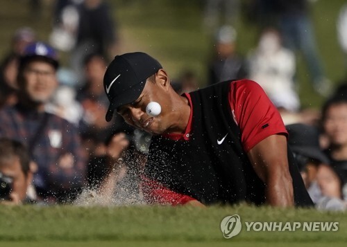 조조 챔피언십 우승 후 우승컵을 든 타이거 우즈. [사진= AP/연합뉴스]