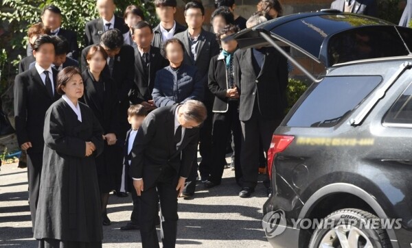 문재인 대통령이 31일 오전 부산 남천성당에서 모친 고(故) 강한옥 여사의 운구행렬 중 눈물을 닦고 있다. 왼쪽은 김정숙 여사. [사진= 연합뉴스]