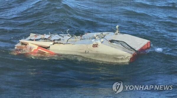 독도 인근 소방헬기 추락사고 현장 주변에서 발견된 기체 일부.  [사진= 해경/연합뉴스]
