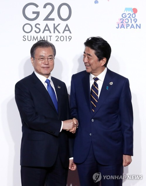 문재인 대통령이 지난 6월 28일 오전 인텍스 오사카에서 열린 G20 정상회의 공식환영식에서 의장국인 일본 아베 신조 총리와 악수하고 있다. [사진= 연합뉴스]
