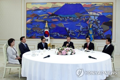 문재인 대통령이 지난 7월 18일 오후 청와대에서 열린 '정당대표 초청 대화'에서 여야 5당 대표들과 얘기를 나누고 있다. 왼쪽부터 정의당 심상정 대표, 바른미래당 손학규 대표, 더불어민주당 이해찬 대표, 문 대통령, 자유한국당 황교안 대표, 민주평화당 정동영 대표. [사진= 연합뉴스]