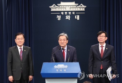 청와대 노영민 대통령 비서실장(가운데)이 10일 오후 춘추관 대브리핑룸에서 열린 기자간담회에 앞서 모두발언하고 있다. 왼쪽은 정의용 국가안보실장, 오른쪽은 김상조 정책실장. [사진= 연합뉴스]