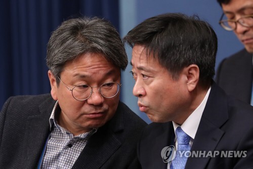 청와대 강기정 정무수석(왼쪽)과 윤도한 국민소통수석이 10일 오후 춘추관 대브리핑룸에서 열린 기자간담회에서 이야기하고 있다. [사진= 연합뉴스]