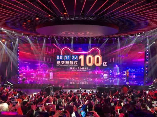중국 저장성 항저우 알리바바 본사의 프레스룸 화면에 '11·11(쌍십일) 쇼핑 축제'가 시작된지 1분 36초 만에 거래액이 100억 위안을 넘어섰다는 내용이 표시되고 있다. [사진= 연합뉴스]