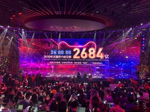 12일 중국 항저우시 알리바바 본사에 마련된 프레스룸 무대 화면에 11일 하루 알리바바 플랫폼에서 거래된 2684억 위안 표시되고 있다. 이 거래액은 역대 최고치다. [사진= 연합뉴스]