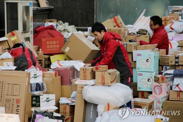 12일 베이징에서 징둥의 배달원들이 작업하고 있다. [사진=로이터/연합뉴스]