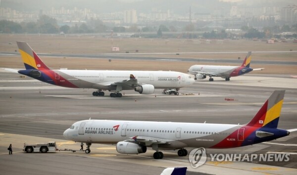 12일 오후 서울 강서구 김포공항 활주로에서 아시아나항공 여객기가 이착륙하고 있다. [사진= 연합뉴스]