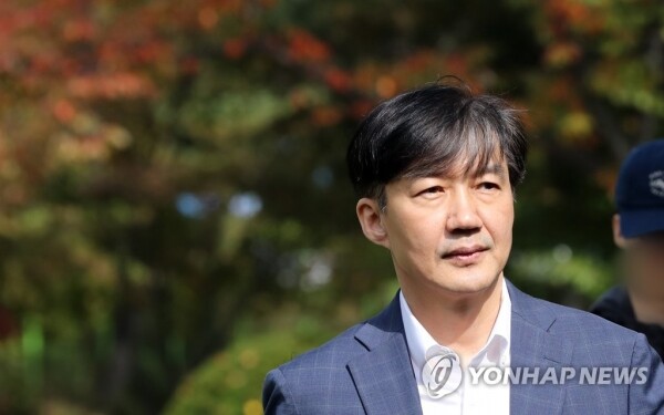지난달 24일 부인 정경심 교수의 접견을 마치고 의왕시 서울구치소를 나서는 조국 전 법무장관. [사진= 연합뉴스]