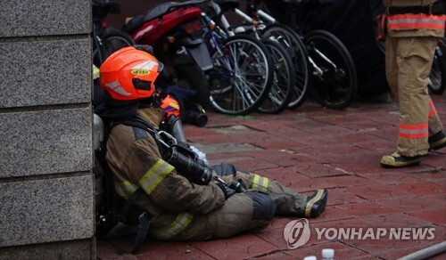 ‘우리들의 영웅’ 지난 15일 오후 서울 서초구 진흥종합상가에서 발생한 화재를 진압한 소방관이 휴식을 취하고 있다. [사진= 연합뉴스]