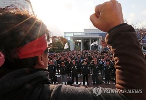15일 오후 대전역 동광장에서 열린 부당노동행위 철도공사 규탄 철도노동자 결의대회에서 참가자들이 구호를 외치고 있다. [사진= 연합뉴스]