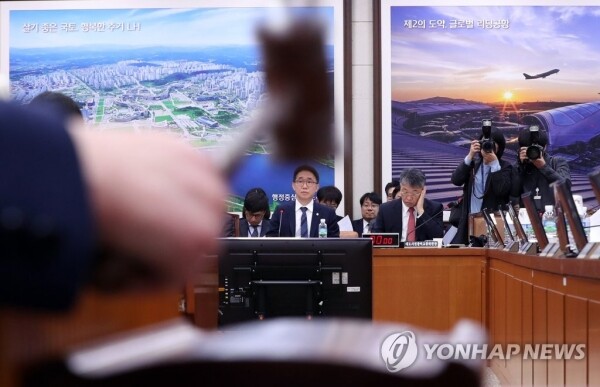 박순자 국회 국토교통위원회 위원장이 6일 오전 서울 여의도 국회에서 열린 국토위 전체회의에서 '타다 금지법'으로 불리는 여객자동차 운수사업법 일부개정법률안 등 안건을 의결하고 있다. [사진= 연합뉴스]