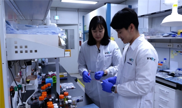 한국화학연구원에너지소재연구센터는 리튬이온전지에 사용되는 고체 전해질을 개발했다. [사진= KBS 제공]