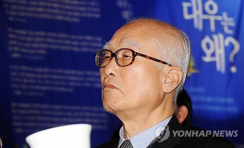 김우중 전 대우그룹 회장이 9일 향년 83세를 일기로 세상을 떠났다. 사진은 고인이 2012년 3월22일 서울 종로구 부암동 AW컨벤션센터에서 열린 대우그룹 창립 45주년 기념일을 맞아 전직 대우 임직원들 모임인 대우세계경영연구회가 펴낸 에세이집 '대우는 왜?'의 출판 기념회에 참석했을 때의 모습. [사진= 연합뉴스]