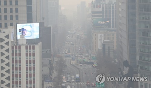 수도권 등 전국 9개 시도 지역에 11일 비상저감조치가 발령됐다. 사진은 올해 3월 20일 미세먼지에 갇힌 서울 종로구 일대 모습. [사진= 연합뉴스]