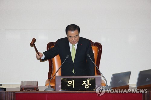 문희상 국회의장이 10일 국회에서 열린 본회의에서 2020 예산안을 가결하고 있다. [사진= 연합뉴스]