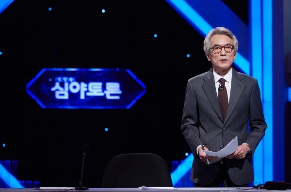 KBS 1TV '생방송 심야토론' 진행자 정관용 시사평론가. [사진= KBS 1TV '생방송 심야토론' 제공]