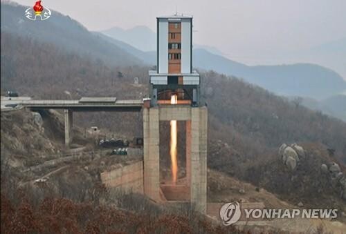 북한이 지난 2017년 3월 18일 서해위성발사장에서 진행한 신형 고출력 로켓엔진 지상분출시험 장면. [사진= 연합뉴스]