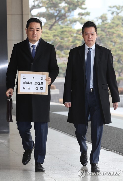 유튜브 채널 '가로세로연구소'의 강용석 변호사(왼쪽)와 김세의 전 MBC 기자가 지난 9일 오전 서울 서초구 서울중앙지검에 가수 김건모를 성폭행 의혹과 관련해 고소장을 제출하기 위해 민원실로 향하고 있다. [사진= 연합뉴스]
