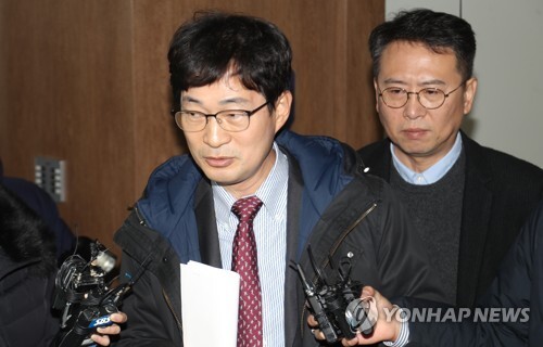 가수 김건모 측 변호인인 법무법인 서평 고은석 변호사(왼쪽)와 김 씨의 소속사 건음기획 손종민 대표가 13일 서울 강남경찰서에 고소장을 접수하기 위해 출석해 취재진 질문에 답하고 있다. [사진= 연합뉴스]