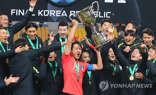18일 부산아시아드주경기장에서 열린 동아시안컵 한국과 일본전에서 승리를 거둔 한국 대표팀 선수들이 시상대에서 우승 트로피를 들고 환호하고 있다. [사진= 연합뉴스]