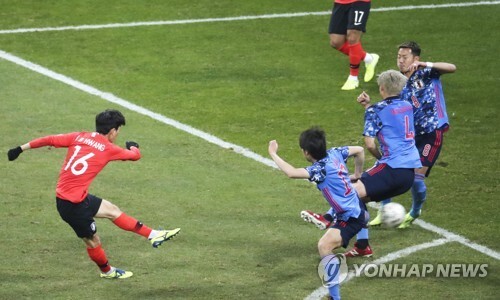 18일 벌어진 2019 동아시안컵 한국과 일본의 경기에서 황인범이 결승골을 터뜨리고 있다. [사진= 연합뉴스]