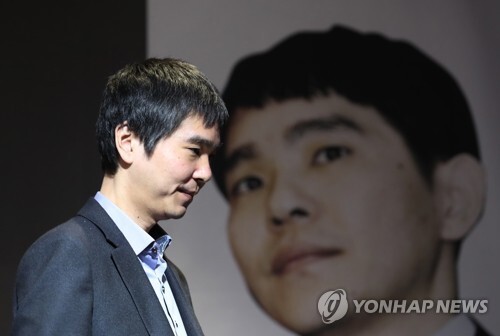 이세돌 9단이 AI 한돌과 첫 대국에서 불계승 후 인터뷰를 마친 뒤 회견장을 나서고 있다. [사진= 연합뉴스]