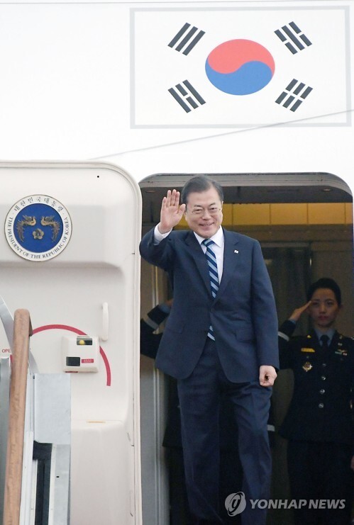 중국에서 열리는 한중일 정상회의에 참석하는 문재인 대통령이 23일 오전 서울공항 공군1호기에서 환송인사들에게 손을 흔들고 있다. 이날 서울공항에는 더불어민주당 이해찬 대표, 진영 행정안전부 장관과 조세영 외교부 1차관, 진옌광 주한중국대사대리, 노영민 대통령 비서실장, 강기정 정무수석 등이 나와 문 대통령을 환송했다. [사진= 연합뉴스]