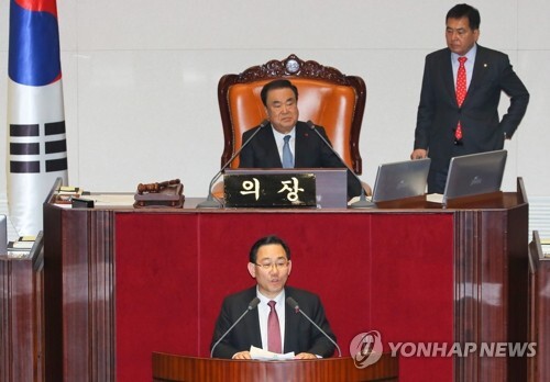 자유한국당 주호영 의원이 지난 23일 오후 국회 본회의에서 '선거법 개정안'에 대해 맨먼저 무제한 토론을 시작하고 있다. [사진= 연합뉴스]