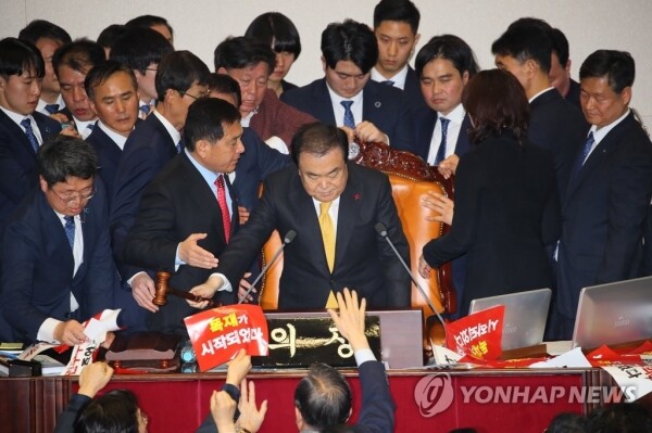 '선거법 본회의 통과 순간.'  27일 국회 본회의장에서 문희상 국회의장이 자유한국당 의원들의 저지를 뚫고 의장석에서 의사봉을 두드리고 있다. [사진= 연합뉴스]