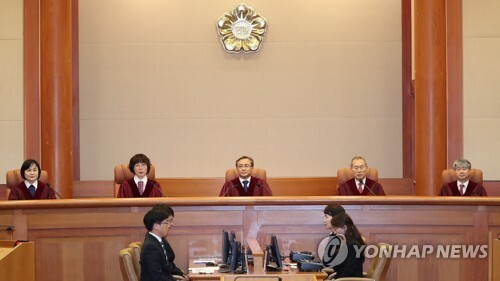 유남석 헌법재판소장(가운데)을 비롯한 헌법재판관들은 27일 오후 서울 종로구 헌법재판소 대심판정에 입장해 한·일 위안부 문제에 관한 합의와 관련한 헌법소원 심판에서 전원일치로 각하 결정을 내렸다.